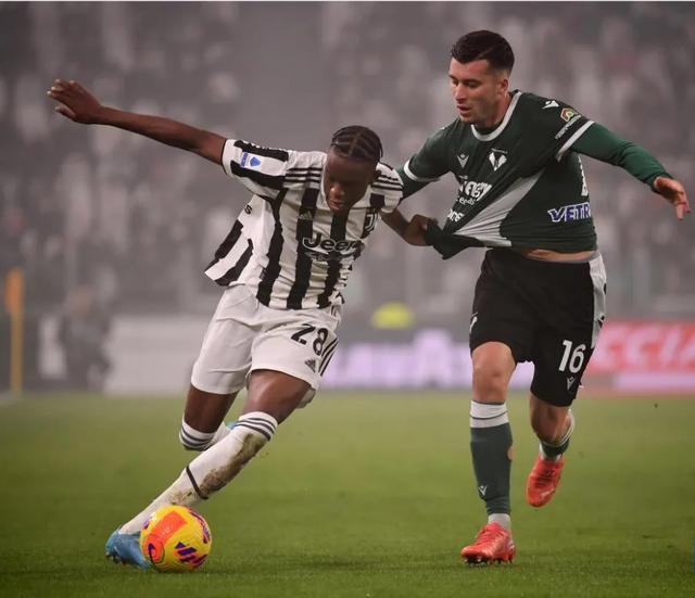 德罗巴重要时刻出色发挥，SKT带队取胜！热度持续攀升