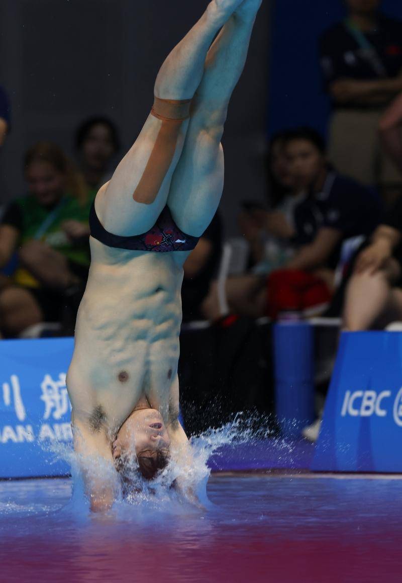 九游游戏中心-勇士观众热烈欢呼！，费德勒迎来五赛季出色发挥比赛高潮迭起-九游游戏中心